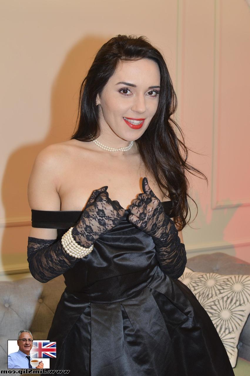 20P l'élégante escorte amateur Carry Cherry se met seins nus et affiche ses petits seins