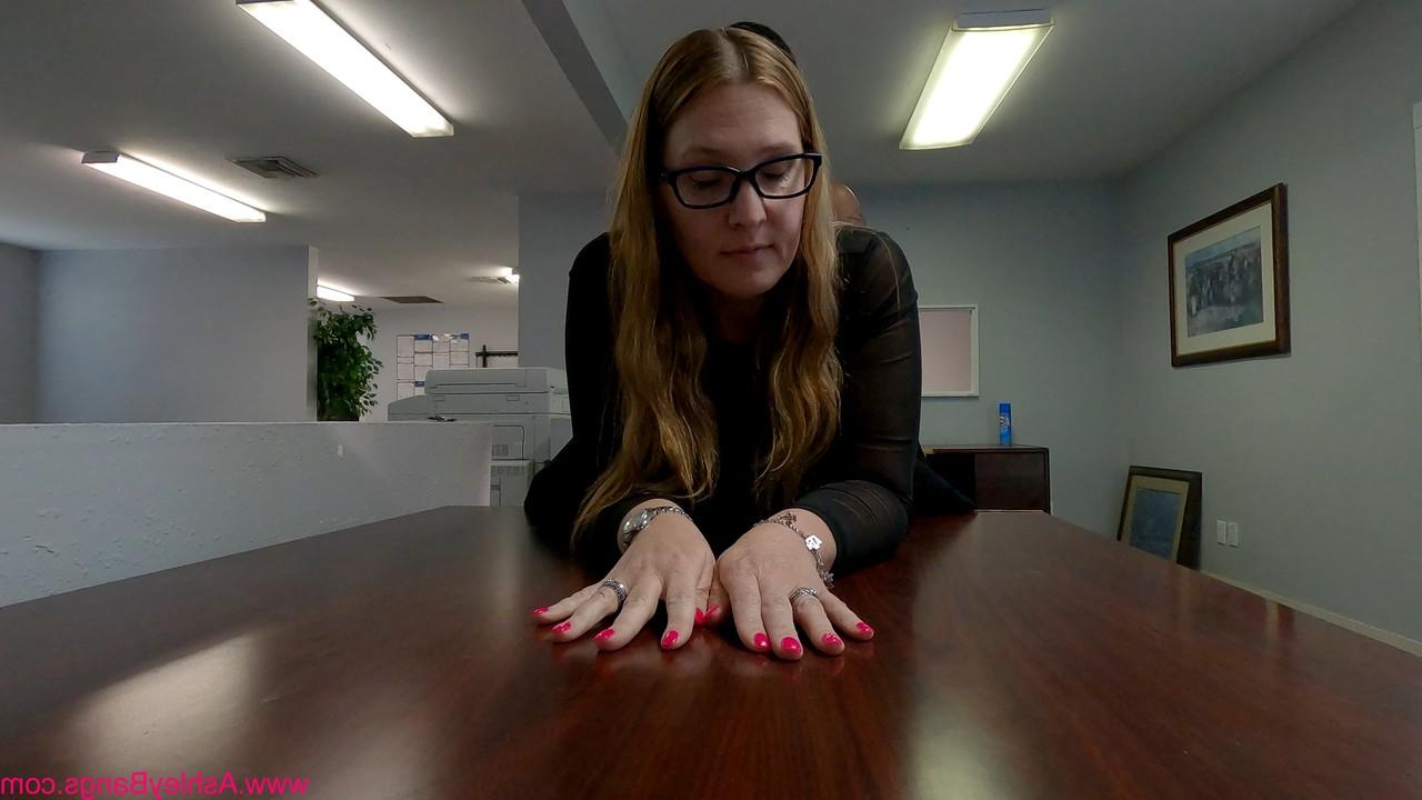 15P Die mollige Sekretärin mit Brille Ashley Bangs lutscht an ihrem Schreibtisch einen BBC