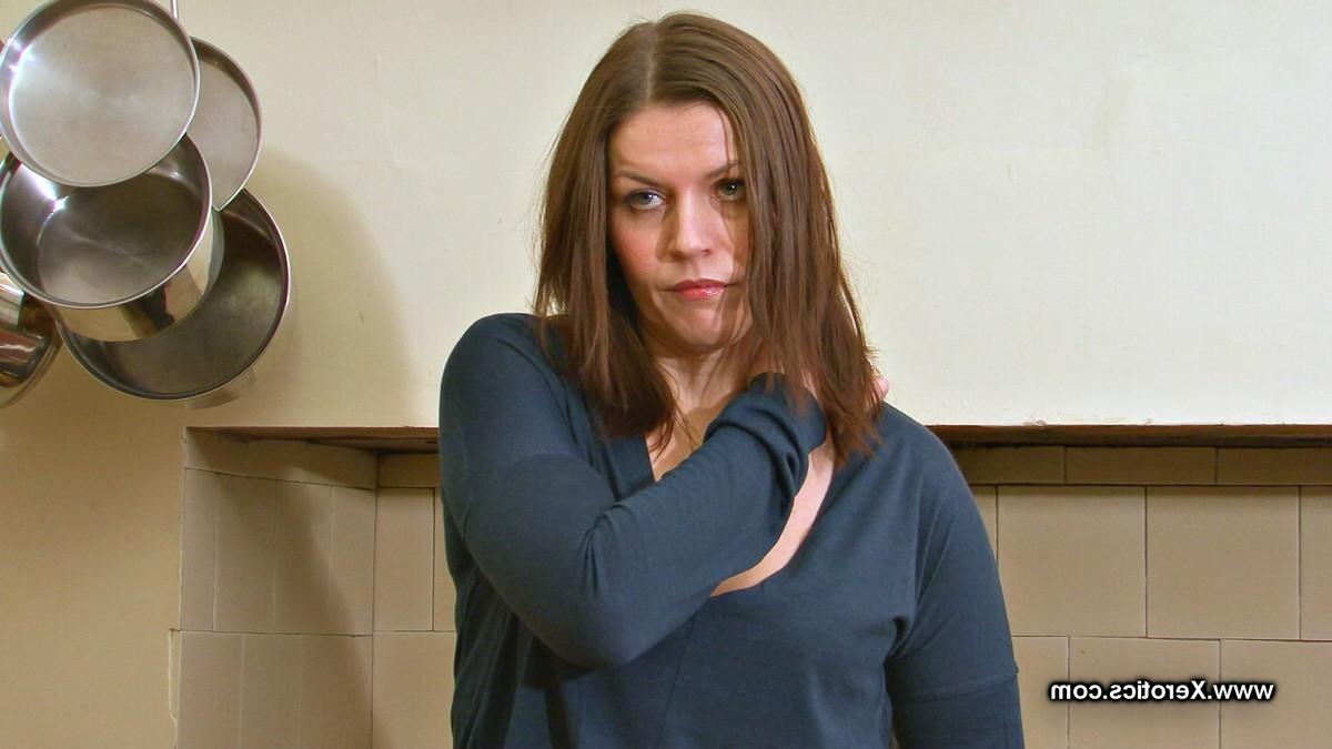 12P Kaukasischem Mädchen wird die Unterwäsche heruntergezogen, weil es in der Küche brutal mit dem Rohrstock verprügelt wird