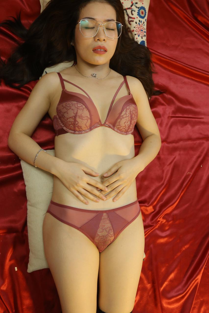 20P Linda gata mostra sua bunda apertada em uma compilação de lingerie sexy