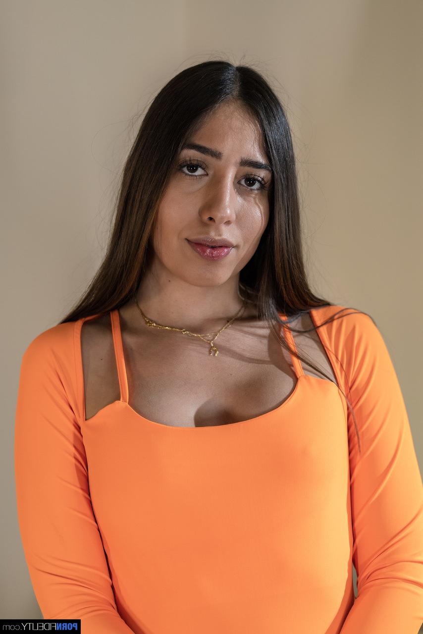 20P A bela Ale Danger tira o short jeans e o body para mostrar os peitos e a bunda
