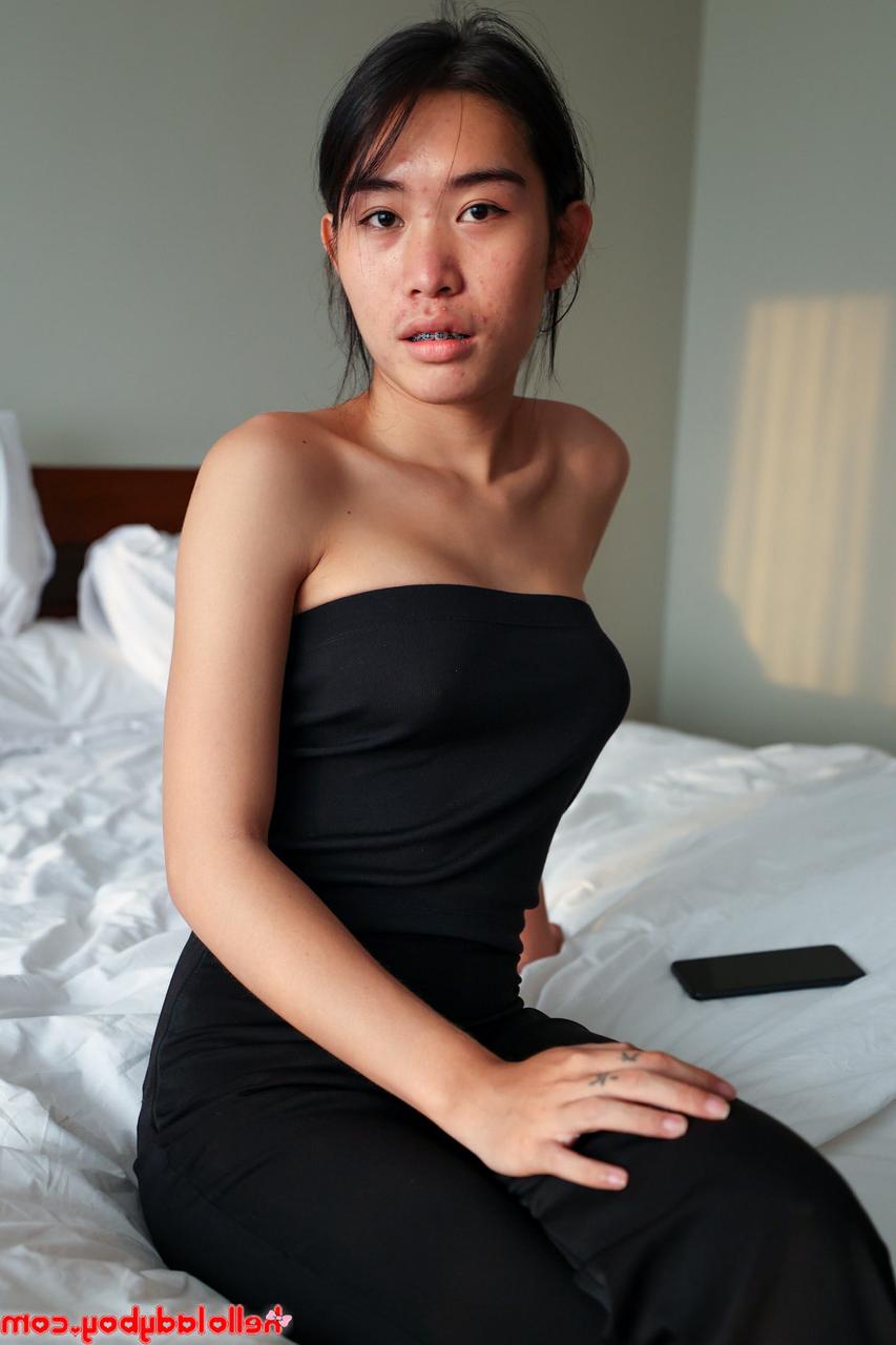20P Travesti gostosa mostra seus lindos peitos e sua bunda grande em um strip-tease sexy