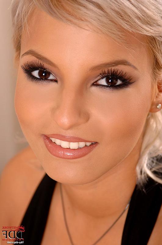 11P A beleza loira deslumbrante acaricia seios perfeitos e mostra a buceta nua de perto