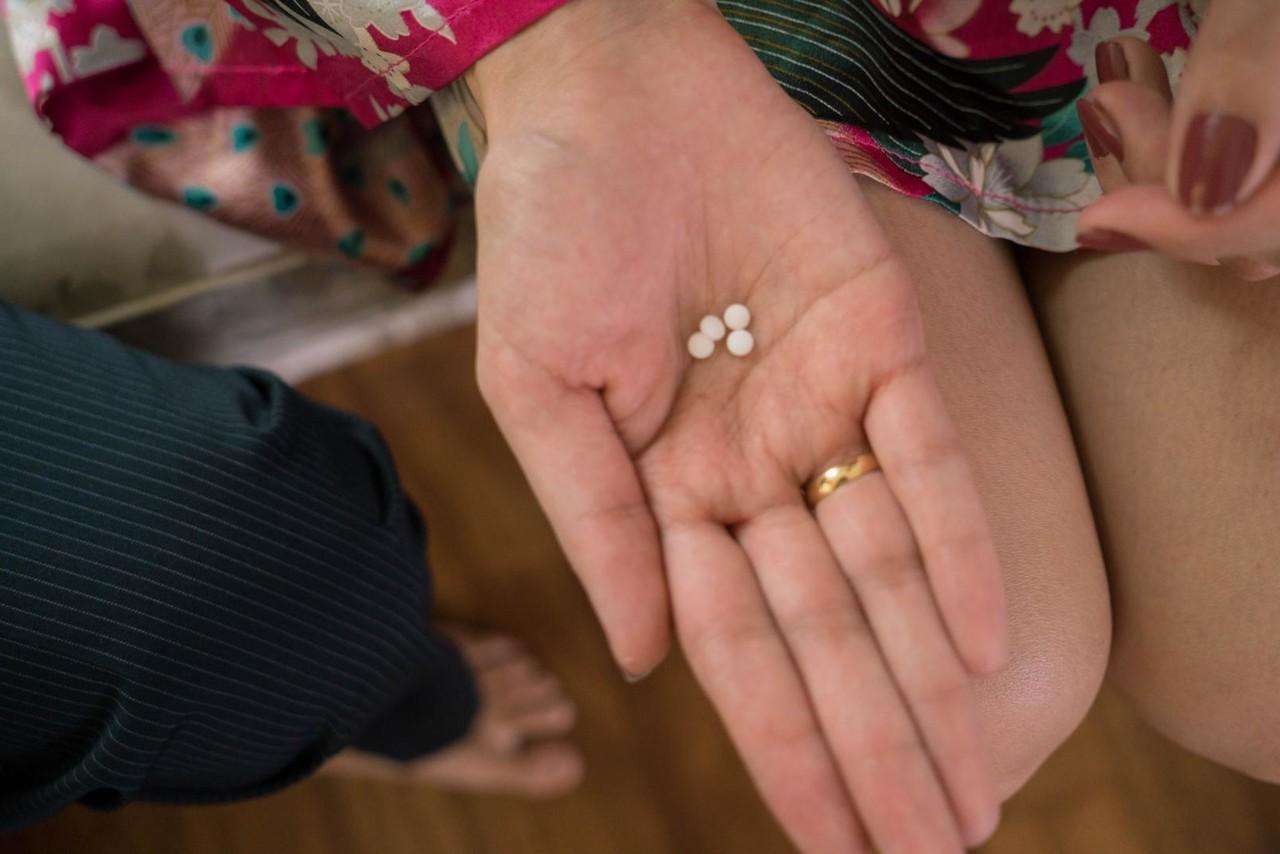 18P Vergnügen auf den Gesichtern europäischer und östlicher Frauen, verursacht durch einen Dreier