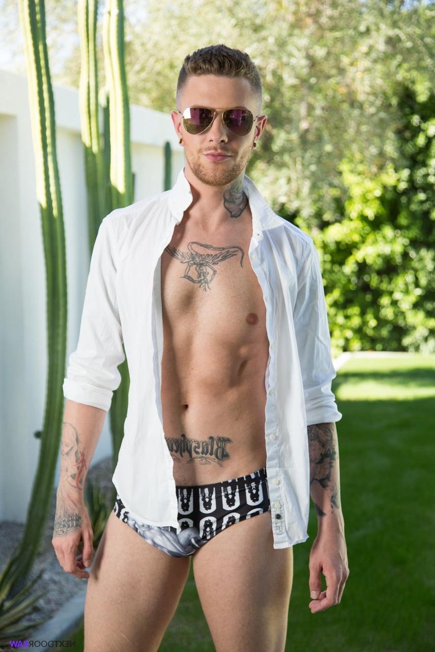 20P Los gays tatuados cachondos Johnny Riley y Danny Gunn se rellenan el culo