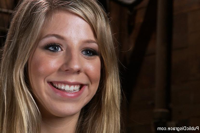15P Das blonde Mädchen Chastity Lynn wird in der Öffentlichkeit demütigenden sexuellen Handlungen ausgesetzt