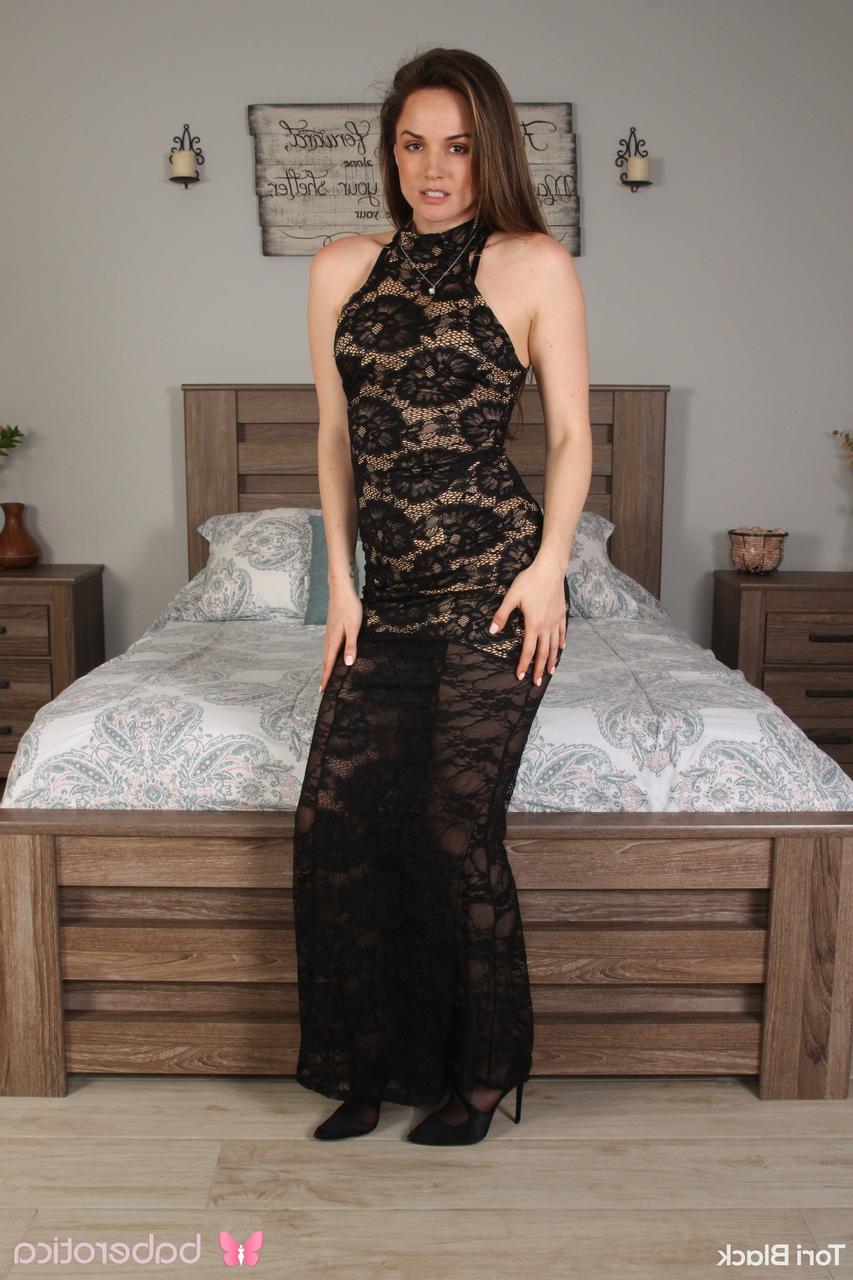 15P La morena caliente Tori Black monta un consolador después de quitarse un vestido largo
