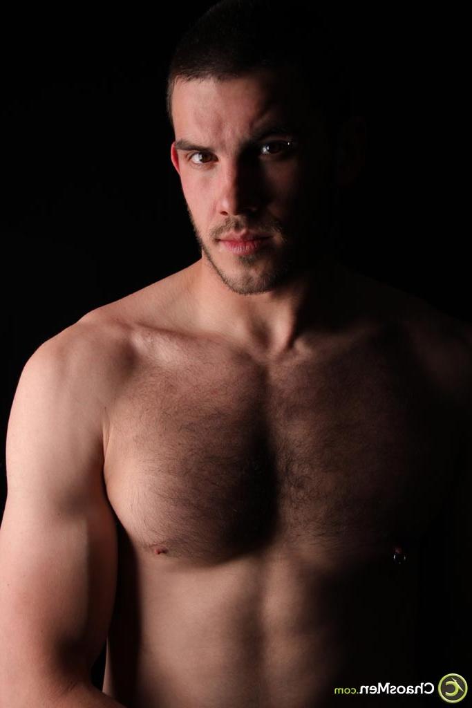 20P Das dunkelhaarige Gay-Model Vander enthüllt seinen großen, haarigen Schwanz, während er sich auszieht