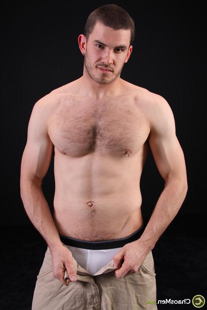 20P Das dunkelhaarige Gay-Model Vander enthüllt seinen großen, haarigen Schwanz, während er sich auszieht
