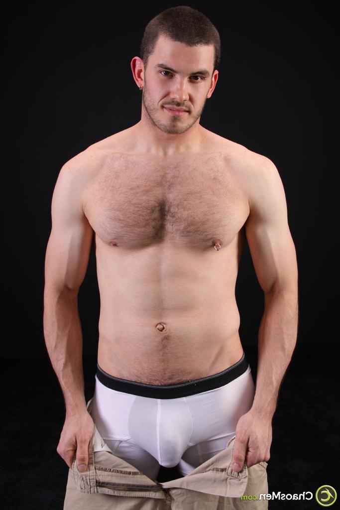 20P Das dunkelhaarige Gay-Model Vander enthüllt seinen großen, haarigen Schwanz, während er sich auszieht