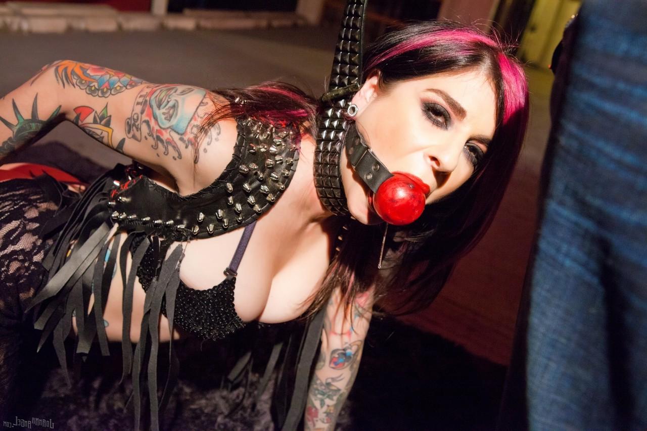 17P Joanna Angel amordaçada por uma bola tem sua bunda cheia de bolhas brincando e fresada e seu rosto com creme