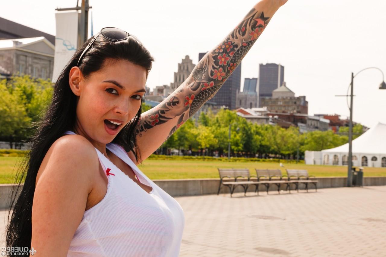15P A estrela pornô Tera Patrick posa com a vagabunda quebequense Amy Lee na cidade do sexo de Montreal