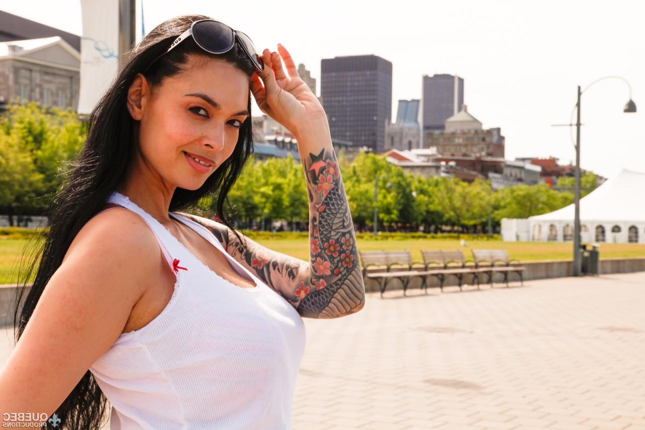 15P A estrela pornô Tera Patrick posa com a vagabunda quebequense Amy Lee na cidade do sexo de Montreal