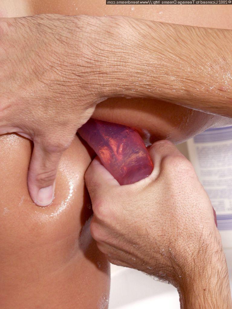 20P Une ado fabuleuse avec un cul chaud se fait doigter et jouer par son petit ami