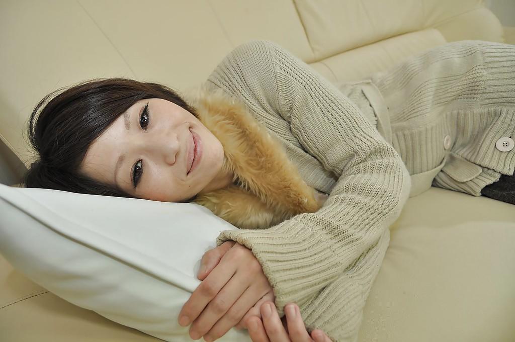 16P La sexy MILF asiática Chiaki Sugai vibra su coño peludo y se desnuda