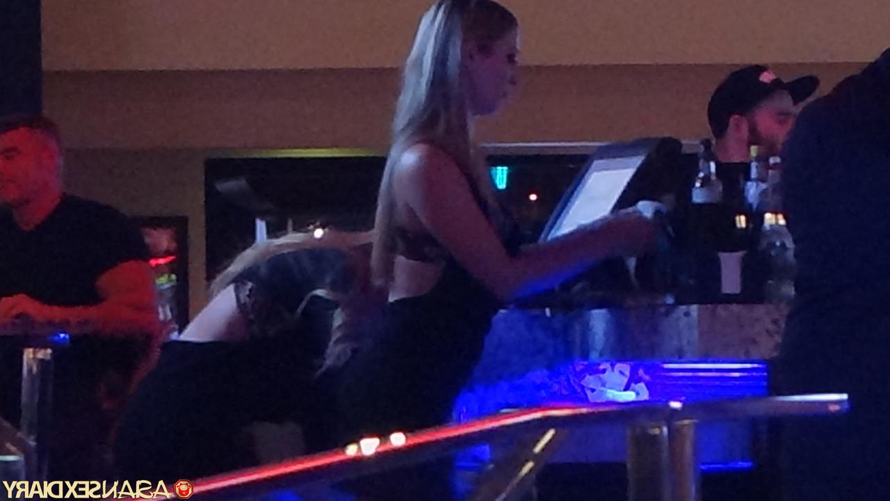 20P A loira querida Kimberly exibe sua bunda incrível e é fodida em um show POV