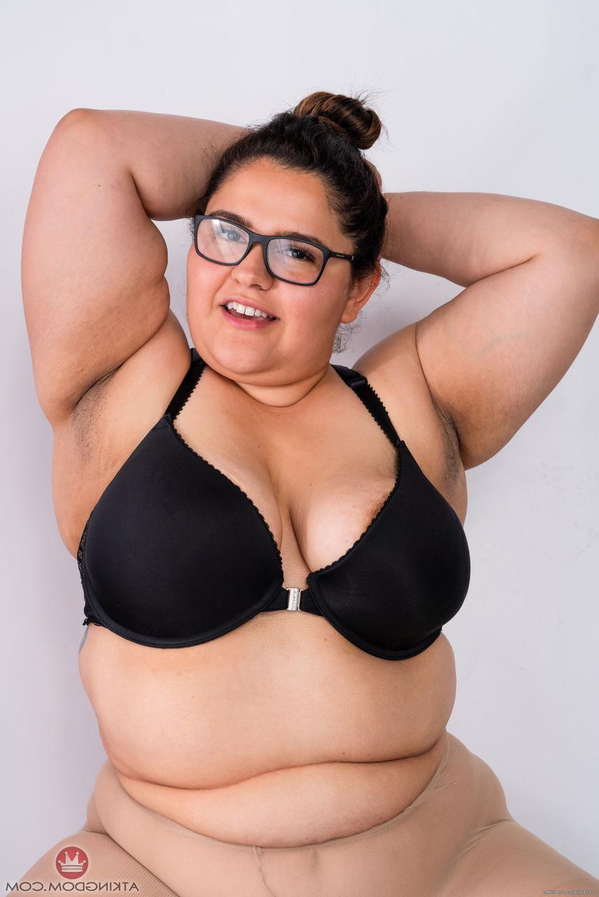 20P La gordita morena karla lane abre su estrecho coño peludo de cerca