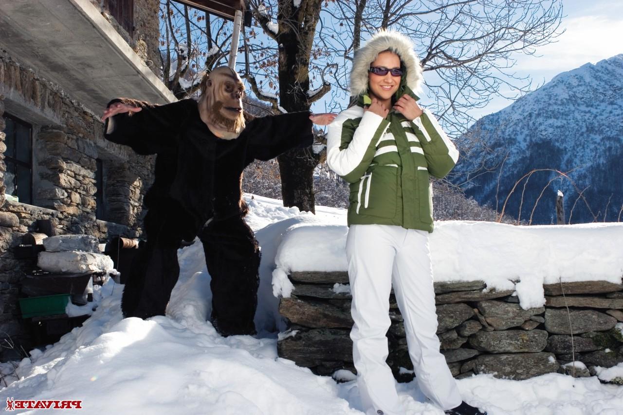 17P La Hongroise Sabrina Sweet suce en plein air et baise dans la neige.