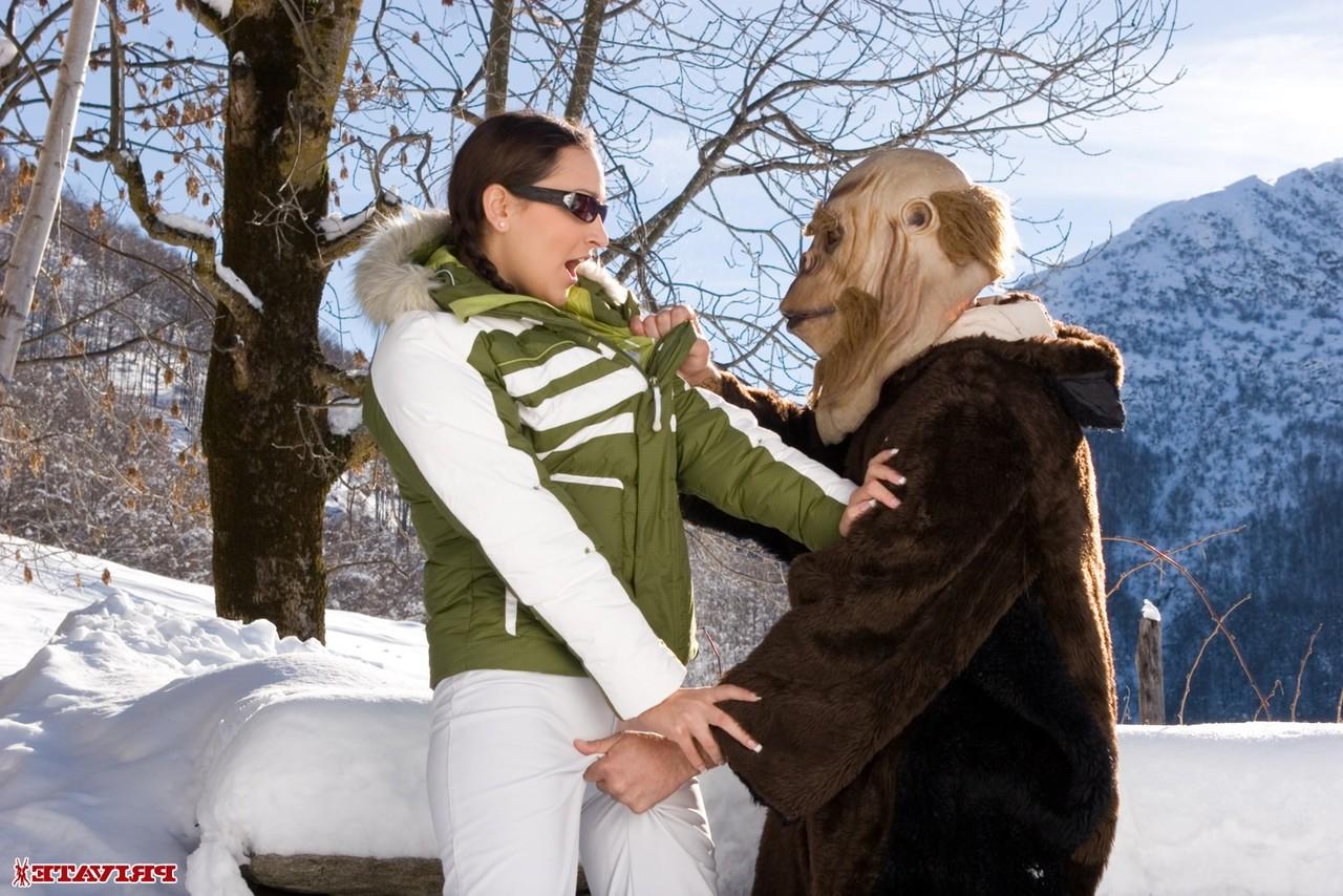 17P La Hongroise Sabrina Sweet suce en plein air et baise dans la neige.