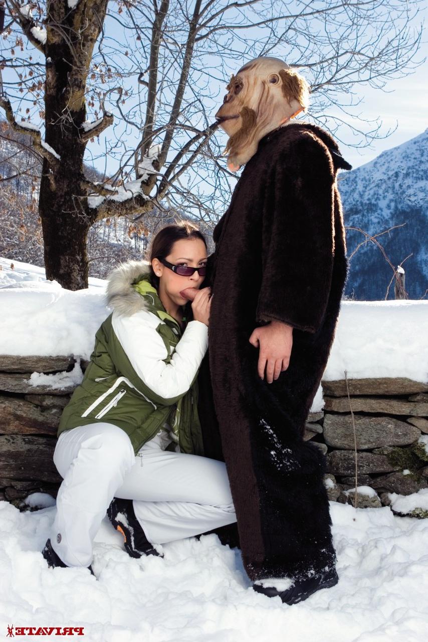 17P La Hongroise Sabrina Sweet suce en plein air et baise dans la neige.