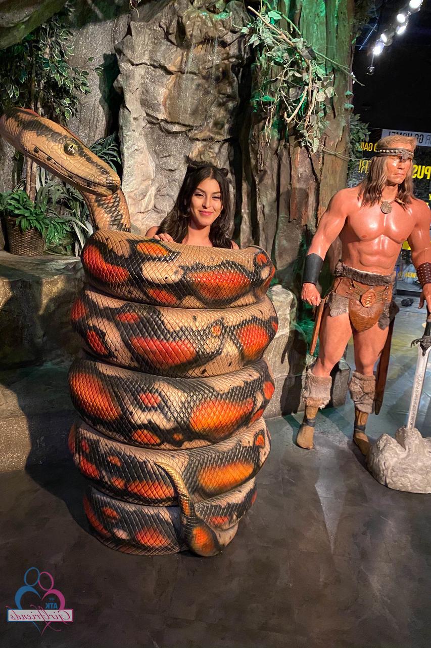 20P A adolescente curvilínea Sophia Leone mostra sua buceta molhada de perto antes de ir para um encontro