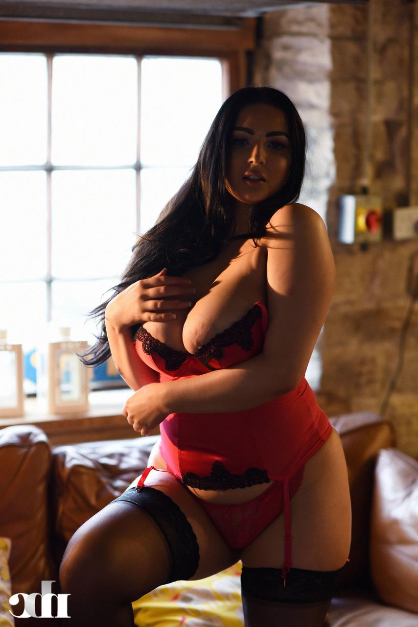 20P Sexy chubby babe Foxy Lucina flaunts her fat ass and big juggs in a solo