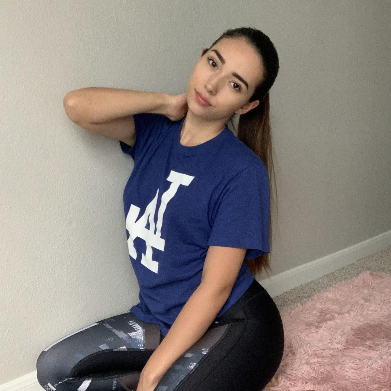 18P A gata amadora Samly Puff tira o short e mostra sua bunda grande na calcinha