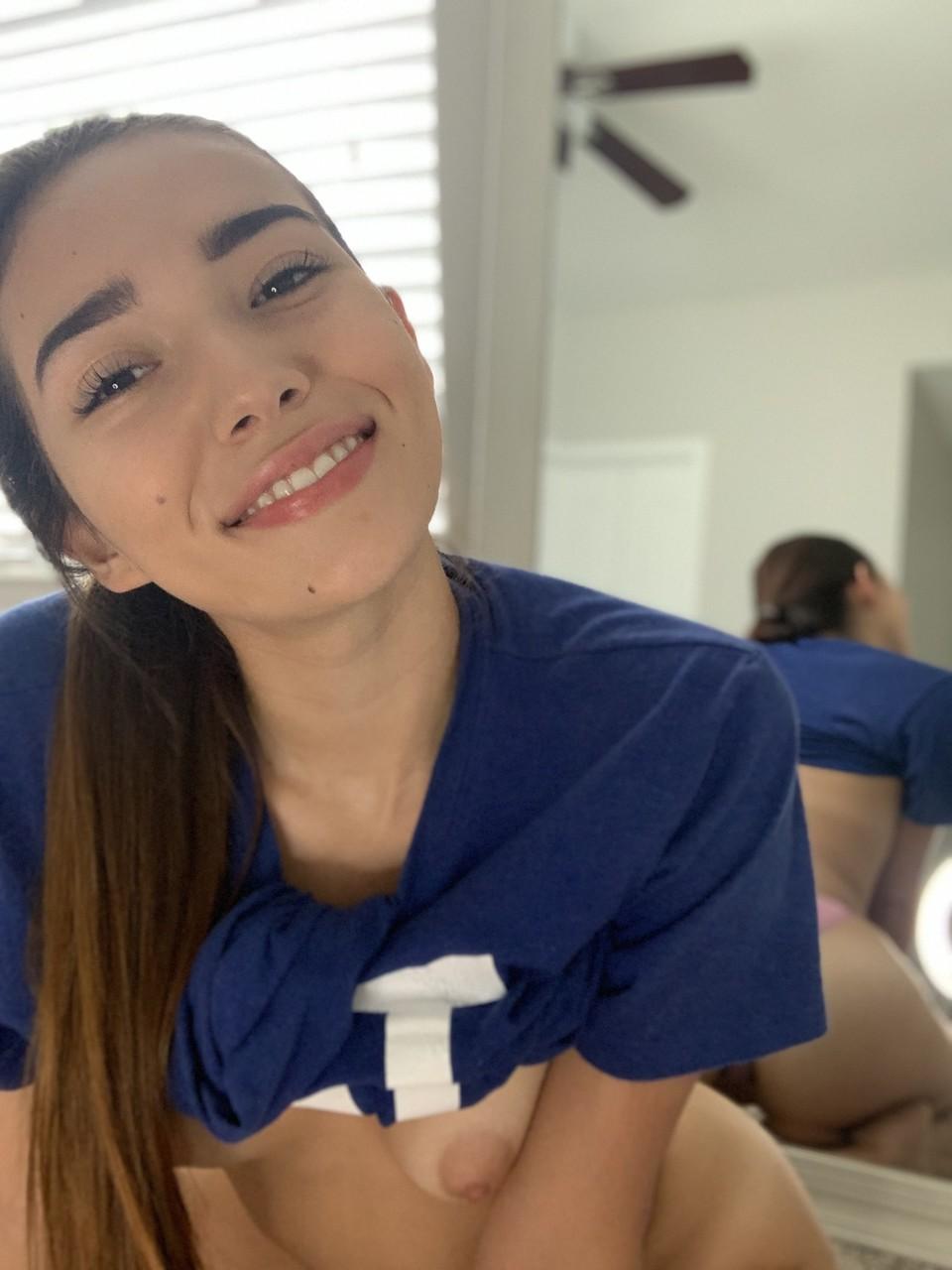 18P A gata amadora Samly Puff tira o short e mostra sua bunda grande na calcinha