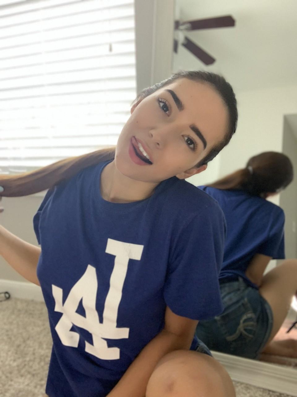 18P A gata amadora Samly Puff tira o short e mostra sua bunda grande na calcinha