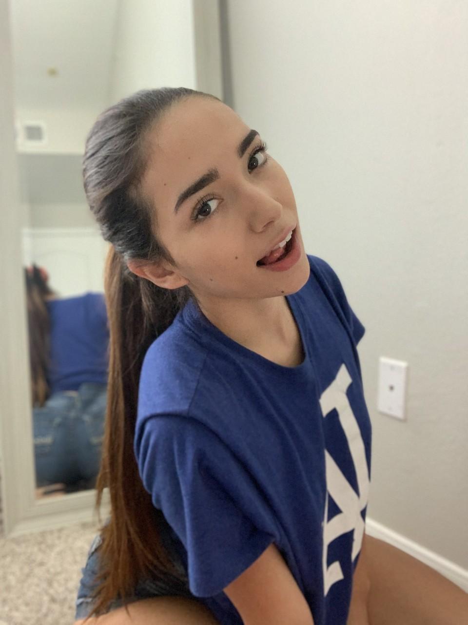 18P A gata amadora Samly Puff tira o short e mostra sua bunda grande na calcinha