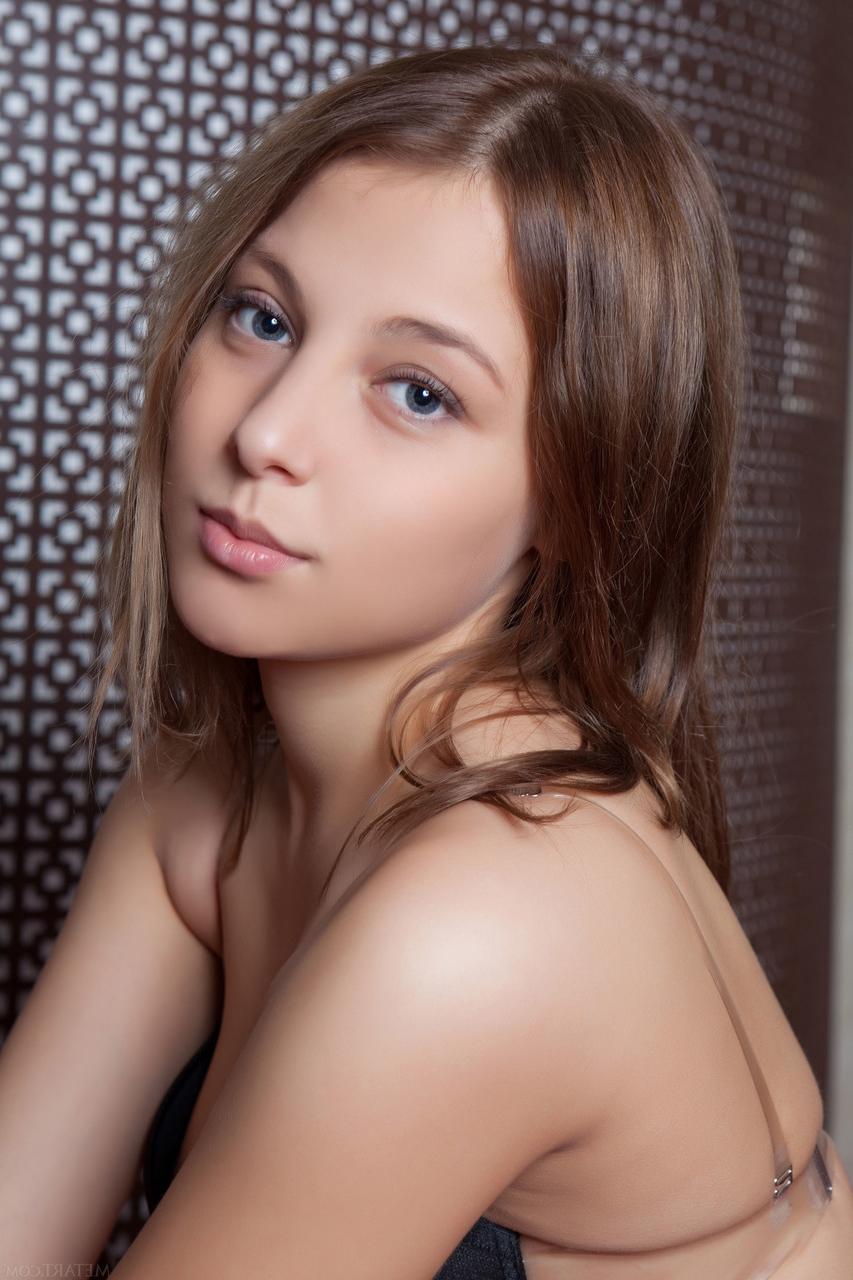 20P La jolie jeune Nikia A montre ses petits seins et exhibe sa chatte et son cul.