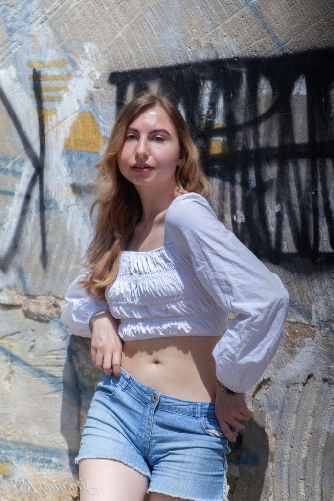 16P Lana Winter, de 18 anos, fica totalmente nua em concreto em ruínas
