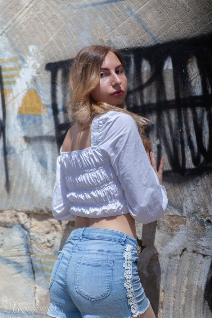 16P Lana Winter, de 18 anos, fica totalmente nua em concreto em ruínas