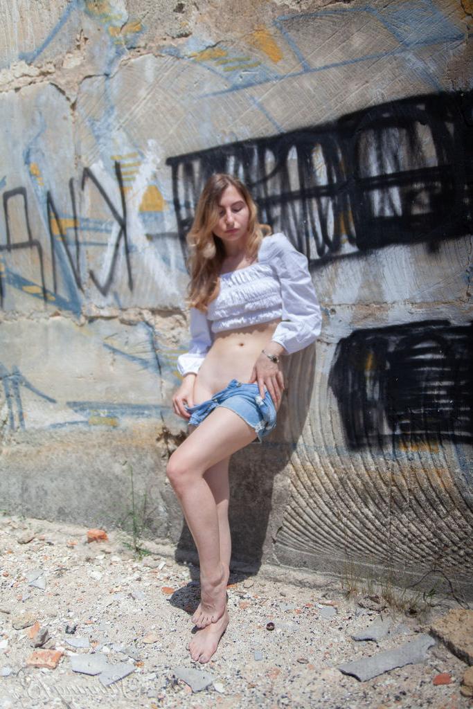 16P Lana Winter, de 18 anos, fica totalmente nua em concreto em ruínas