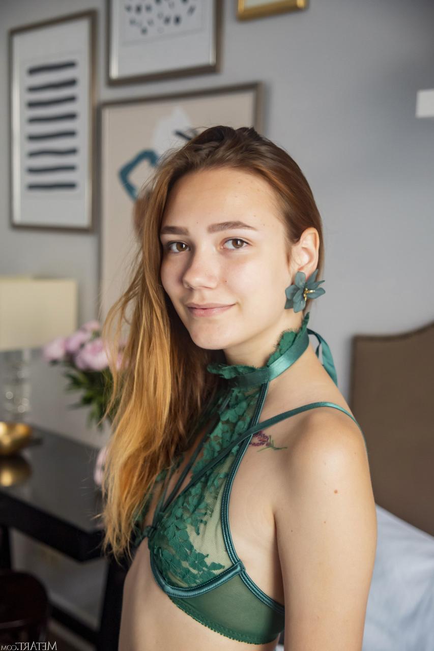 20P Die schöne Teenagerin Janey zieht ihre grünen Dessous aus und posiert nackt