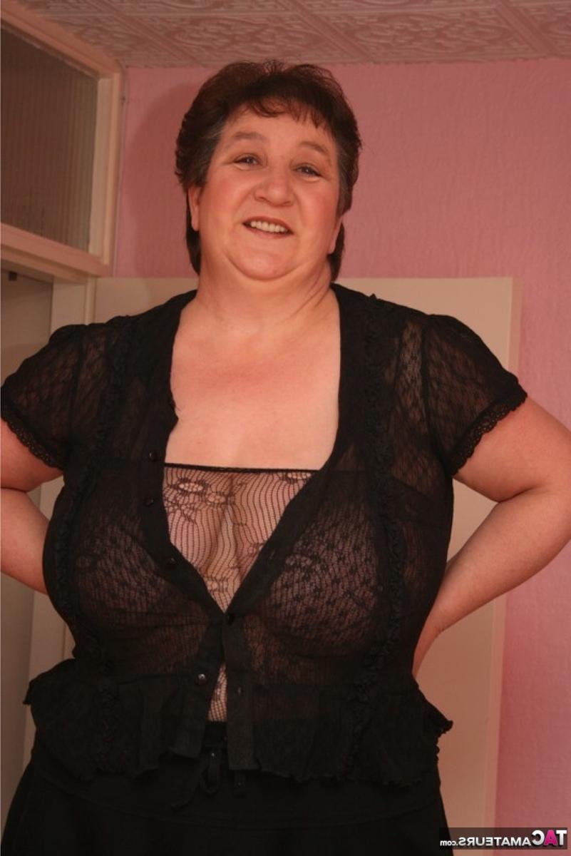 16P Die ältere BBW Kinky Carol modelliert bei Solo-Action einen hauchdünnen Bodystocking