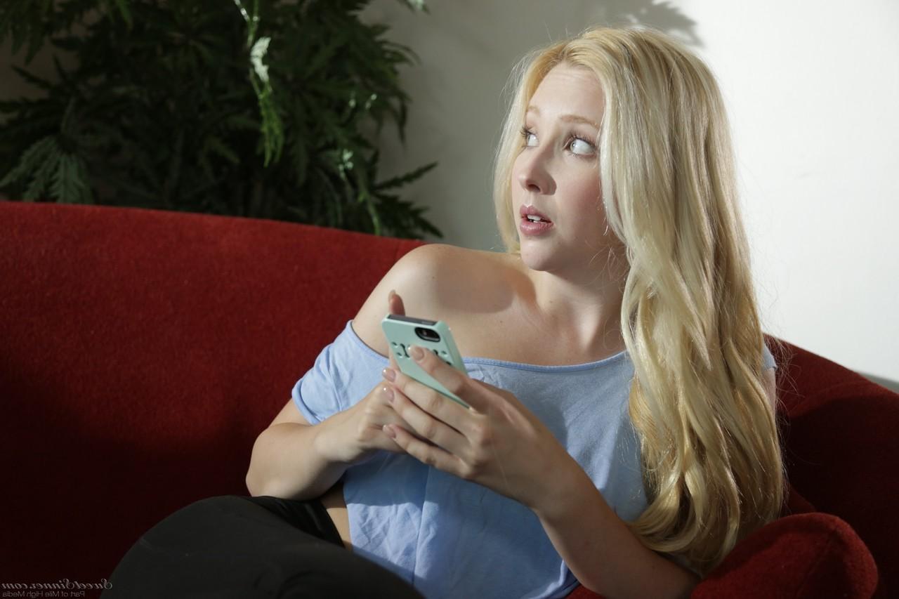 17P La blonde Samantha Rone baise un policier pour éviter d'aller en prison