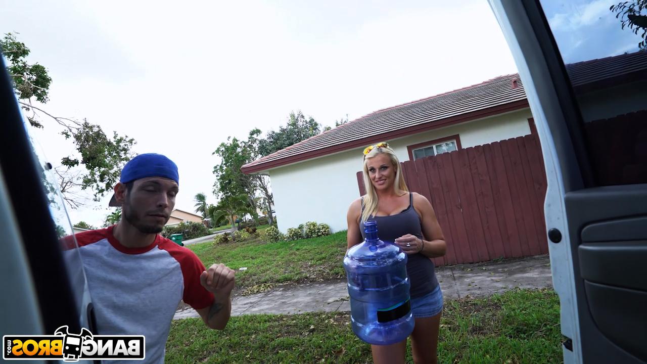 20P Peituda amadora MILF Paris Knight fica oleada e ferrada por um garoto com tesão