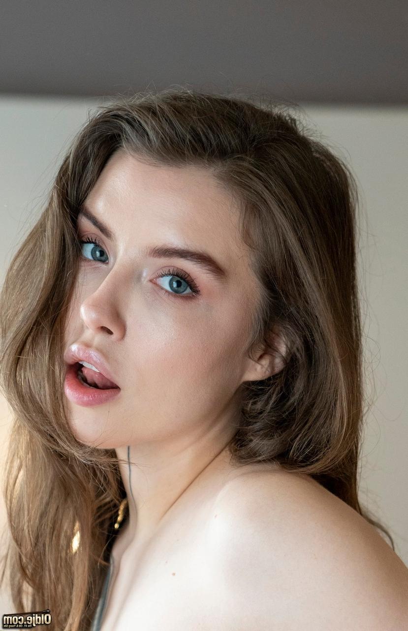 20P Der freche Teenager Eden Ivy küsst einen alten Glatzkopf und bumst seinen harten Ständer