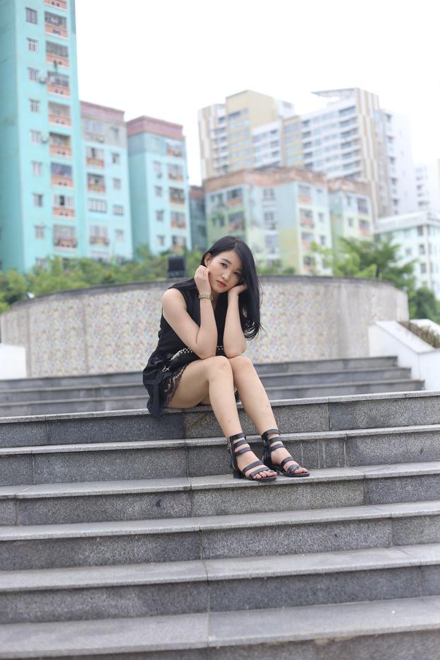 20P Linda garota vietnamita mostra suas pernas quentes em um vestido preto sexy