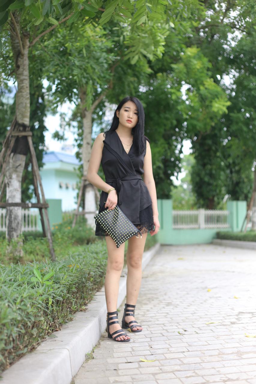 20P Linda garota vietnamita mostra suas pernas quentes em um vestido preto sexy