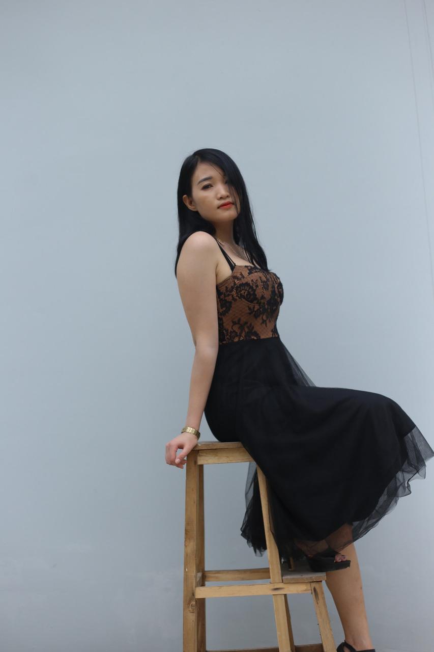 20P Linda garota vietnamita mostra suas pernas quentes em um vestido preto sexy