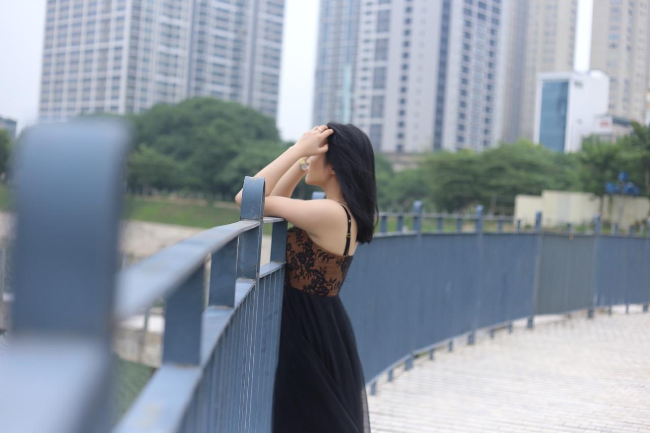 20P Linda garota vietnamita mostra suas pernas quentes em um vestido preto sexy