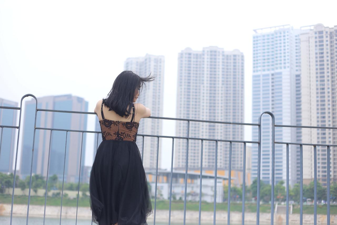 20P Linda garota vietnamita mostra suas pernas quentes em um vestido preto sexy