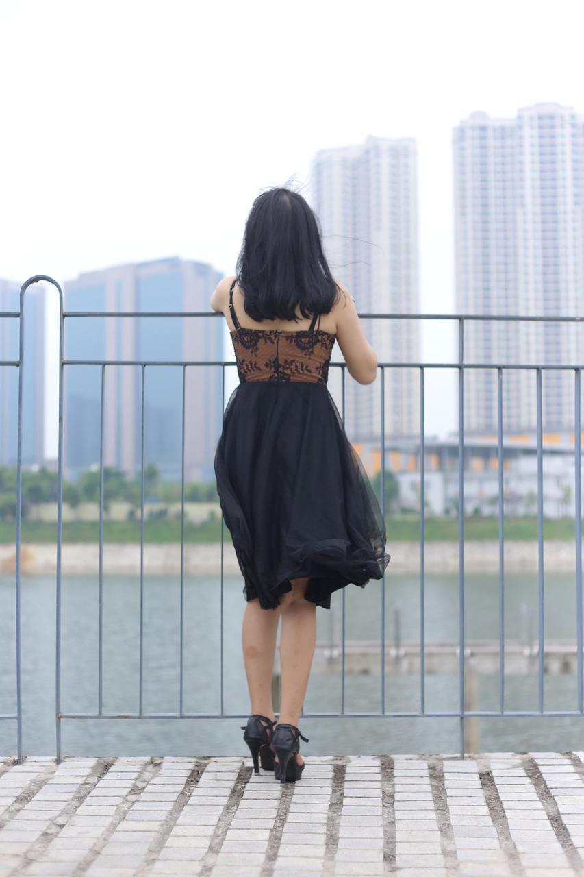 20P Linda garota vietnamita mostra suas pernas quentes em um vestido preto sexy