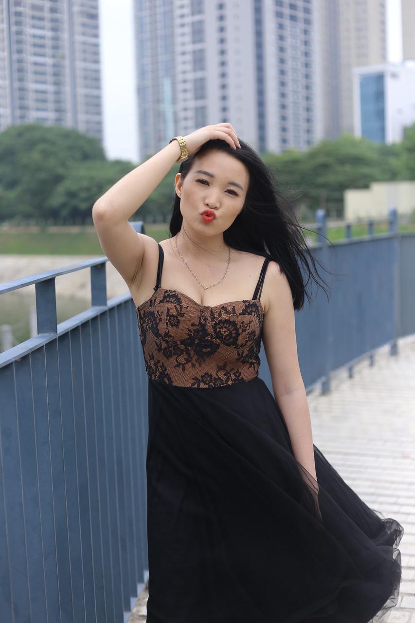 20P Linda garota vietnamita mostra suas pernas quentes em um vestido preto sexy