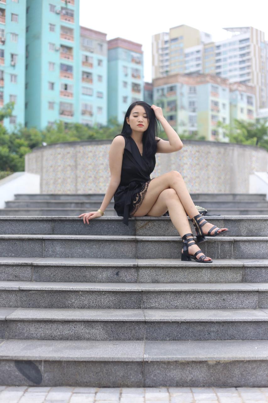 20P Linda garota vietnamita mostra suas pernas quentes em um vestido preto sexy