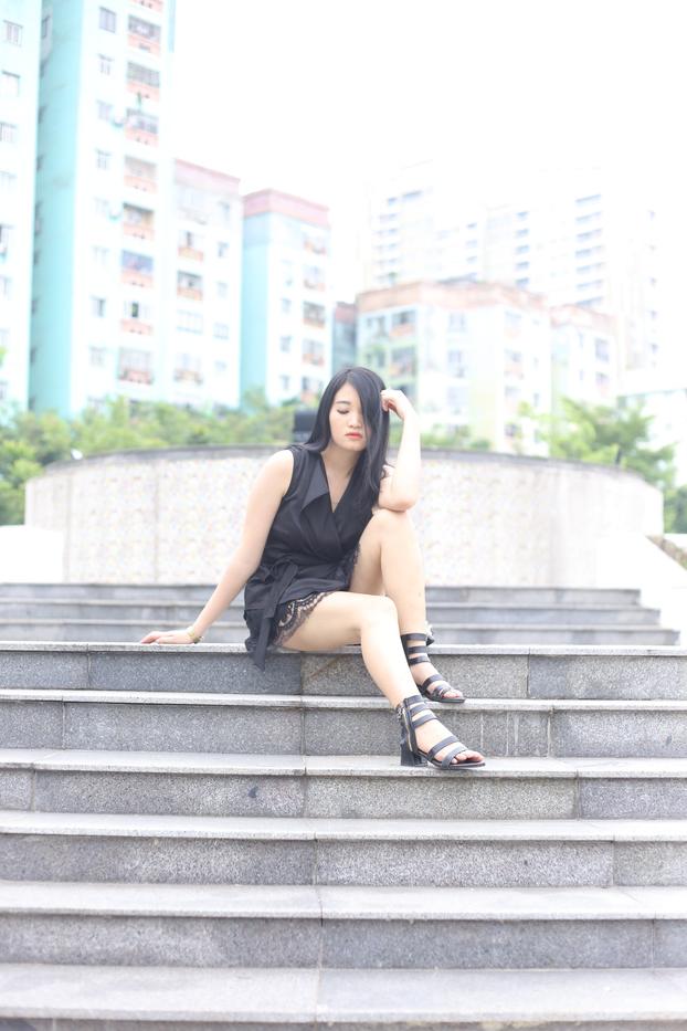 20P Linda garota vietnamita mostra suas pernas quentes em um vestido preto sexy