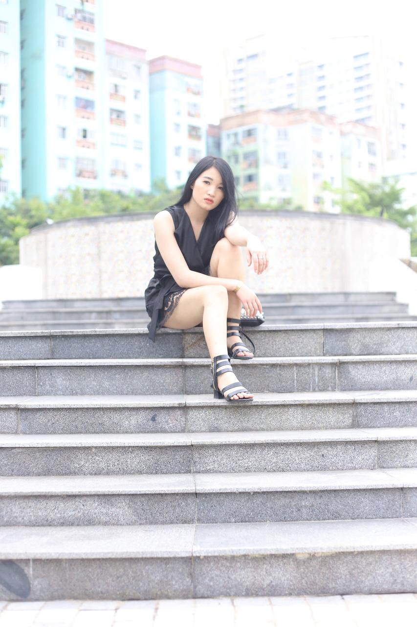 20P Linda garota vietnamita mostra suas pernas quentes em um vestido preto sexy