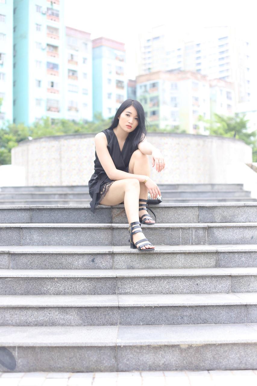20P Linda garota vietnamita mostra suas pernas quentes em um vestido preto sexy